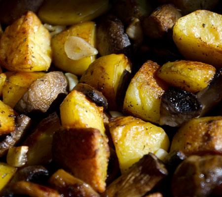 Cartofi la cuptor cu ciuperci și usturoi